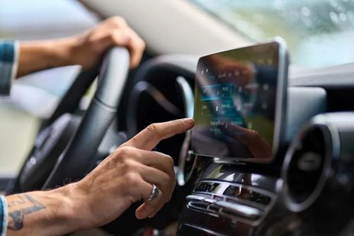 Dân tài xế khóc ròng vì một loạt mặt trái của màn hình cảm ứng ô tô