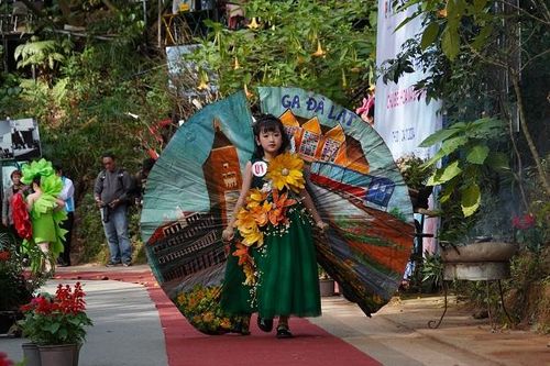 Kể chuyện hoa Đà Lạt bằng thời trang