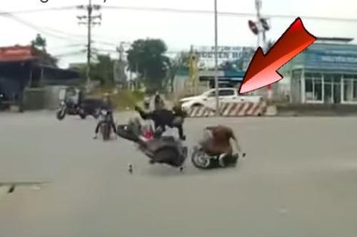 Xe phân khối lớn phóng như bay, đâm sầm vào xe máy sang đường