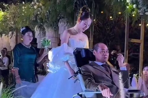 Xúc động khoảnh khắc Việt Phương Thoa bật khóc, đẩy xe lăn đưa bố bị ung thư vào lễ đường