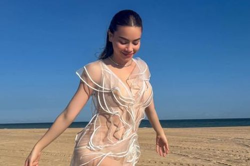 Hồ Ngọc Hà chuộng đồ xuyên thấu, khoe dáng nét căng khi đi diễn