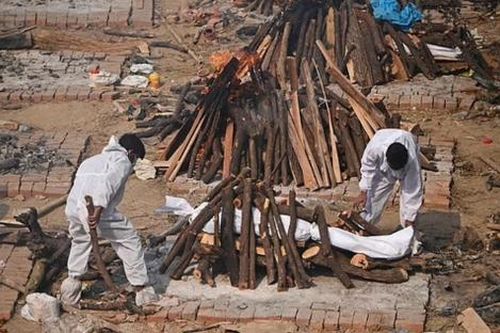 Người đàn ông bất ngờ sống lại trong tang lễ của chính mình