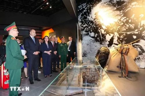 Phó Chủ tịch nước Võ Thị Ánh Xuân và Tổng thống Bulgaria thăm Bảo tàng Lịch sử Quân sự Việt Nam