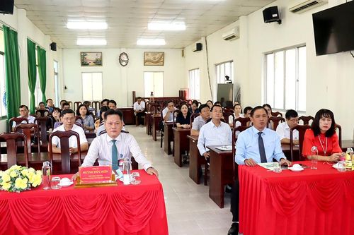 Cập nhật kiến thức thông tin lý luận và thực tiễn cho giảng viên trung tâm chính trị cấp huyện