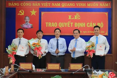 TP. Long Xuyên công bố và trao quyết định 6 cán bộ thuộc diện Ban Thường vụ Thành ủy quản lý