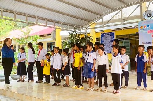 'Hành trình yêu thương' đến với học sinh Khmer xã An Tức
