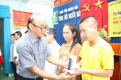 30 người mù được hướng dẫn sử dụng điện thoại thông minh và nhận quà