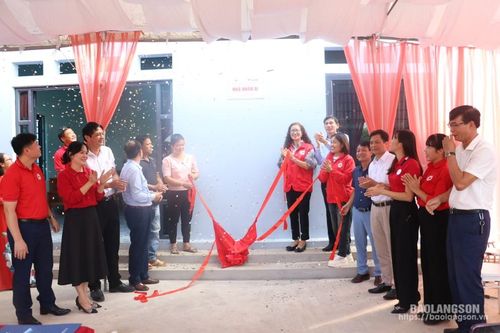 Bàn giao nhà nhân ái cho hộ có hoàn cảnh khó khăn tại huyện Hữu Lũng
