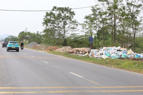 Bãi rác tự phát kéo dài trên Quốc lộ 32C