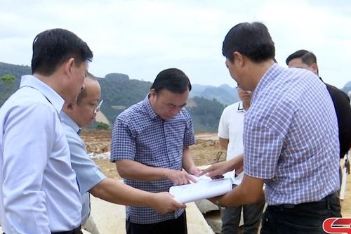 Đồng chí Bí thư Thành ủy kiểm tra một số công trình dự án khắc phục hậu quả bão lũ trên địa bàn