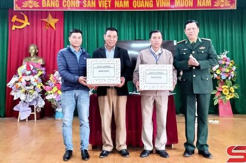 Đồng chí Bí thư Đảng ủy, Chính ủy Bộ Chỉ huy BĐBP tỉnh dự sinh hoạt thường kỳ Chi bộ bản Yên Thi