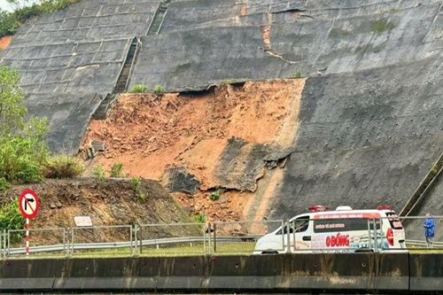 Xuất hiện một số điểm sạt lở tại Tỉnh lộ 14B do mưa lớn