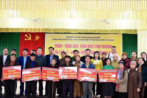 Hà Giang: Đoàn Phân ban Ni giới GHPGVN TP.Hải Phòng tặng quà tại huyện Mèo Vạc, Đồng Văn