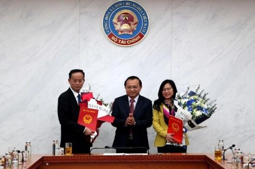 Bộ Tài chính công bố, trao quyết định điều động, bổ nhiệm 2 lãnh đạo cấp cục, vụ