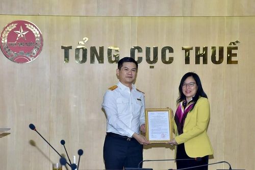 Trao quyết định tiếp nhận, bổ nhiệm bà Nguyễn Thị Thanh Hằng giữ chức Vụ trưởng Vụ chính sách, Tổng cục Thuế