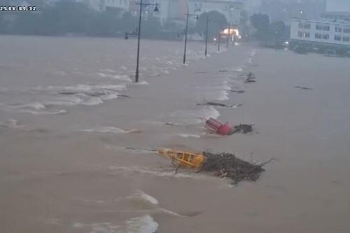 Hơn 290.000 học sinh Thừa Thiên Huế nghỉ học tránh lũ