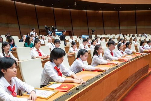 Bộ trưởng Nguyễn Kim Sơn gửi thư tay tới học sinh lớp 8 sau phiên họp giả định 'Quốc hội trẻ em'