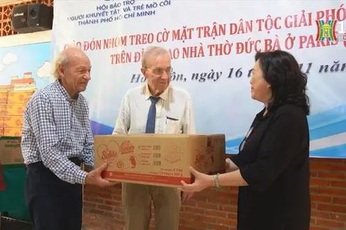 Những người cắm cờ Mặt trận DTGP miền Nam tại Pháp