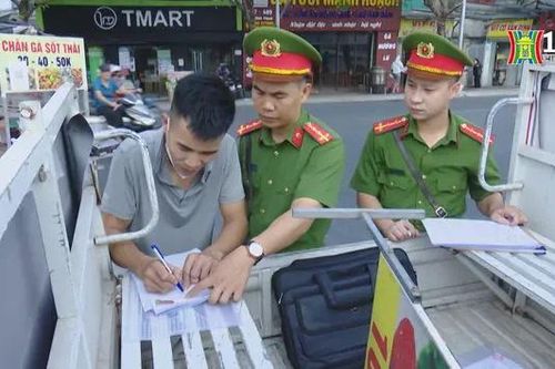 Xử lý vi phạm trật tự đô thị: 'Bắt cóc bỏ đĩa'