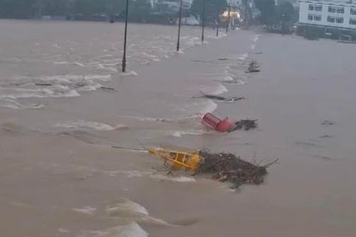 Lũ lên nhanh, Thừa Thiên Huế cho học sinh toàn tỉnh nghỉ học