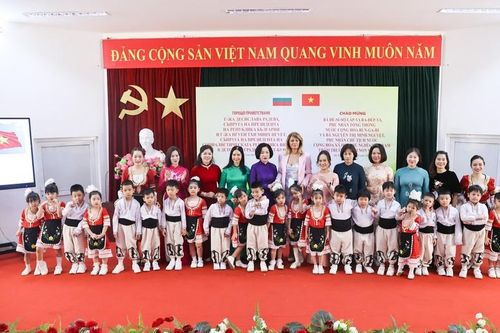 Phu nhân Chủ tịch nước và Phu nhân Tổng thống Bulgaria thăm trường Mầm non chất lượng cao Việt - Bun