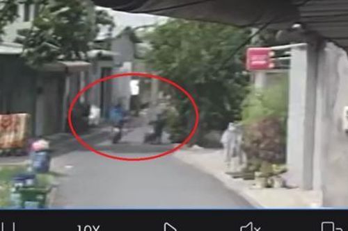 Điều tra vụ người đàn ông đi xe máy dùng chân đạp nam sinh ngã bị thương
