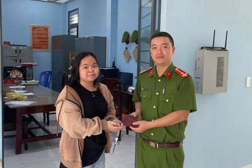 Công an hỗ trợ người dân tìm lại tài sản bị đánh rơi