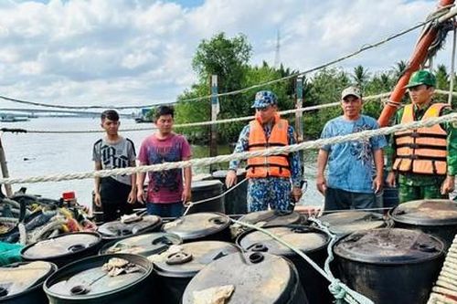 Buôn lậu xăng dầu diễn biến phức tạp trên biển Tây