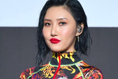 Sao Hàn 25/11: Ném nón lá khi biểu diễn ở Việt Nam, nữ idol Hàn Quốc gây phẫn nộ