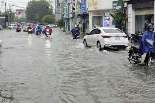 Thừa Thiên Huế: Lũ dâng cao, đường thành sông, dân 'bì bõm' lội nước di chuyển