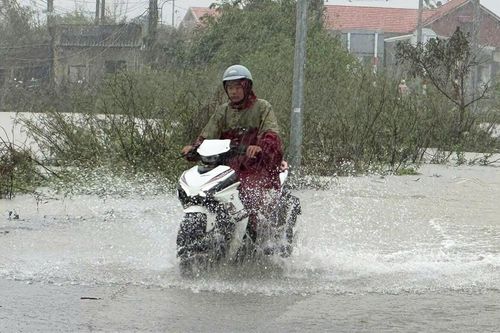 Trung Bộ mưa như trút những ngày cuối tháng 11, lũ trên sông Hương tiếp tục lên