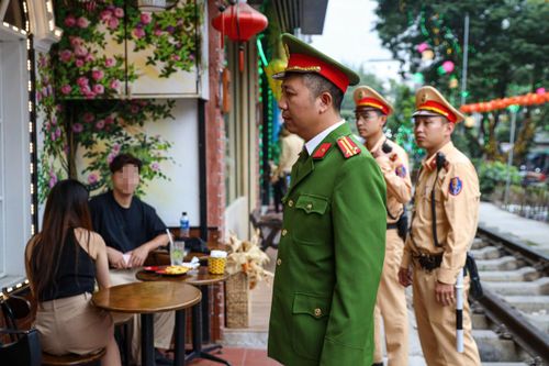 Công an kiểm tra đột xuất, phạt nhiều hàng quán trên phố cà phê đường tàu Hà Nội