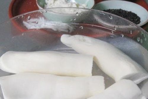 Vì sức khỏe cộng đồng: Chế biến củ sắn đúng cách để phòng ngừa ngộ độc