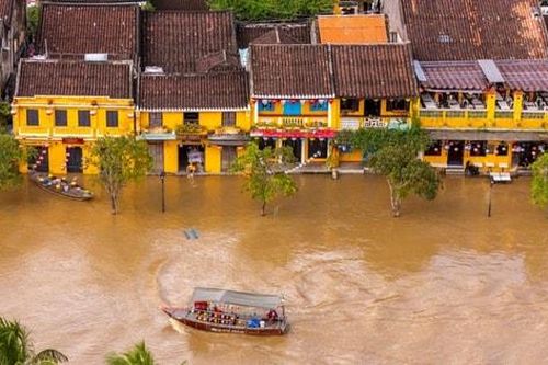 Hội An 'khoe' nét đẹp riêng trong ngày nước lên