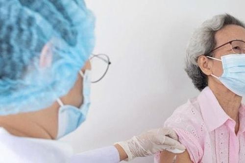 Cúm mùa gây ra những biến chứng gì ở người cao tuổi?