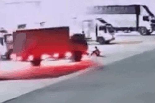 Nam thanh niên bị xe tải cán trọng thương khi đang ngồi trước cửa kho hàng