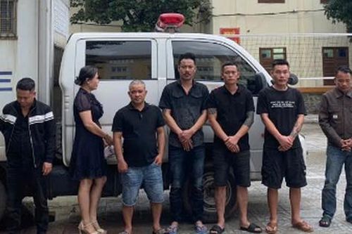 Hơn chục 'con bạc' bị bắt khi đang say sưa xóc đĩa