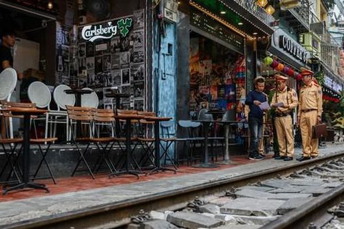 Hà Nội: Xử lý lộn xộn tại các khu vực 'cafe đường tàu' trên phố