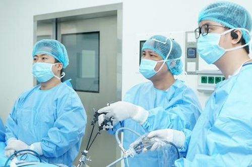 Phẫu thuật cứu sống người nước ngoài bị thoát vị bẹn thể cầm tù, đi lại khó khăn do khối phình to