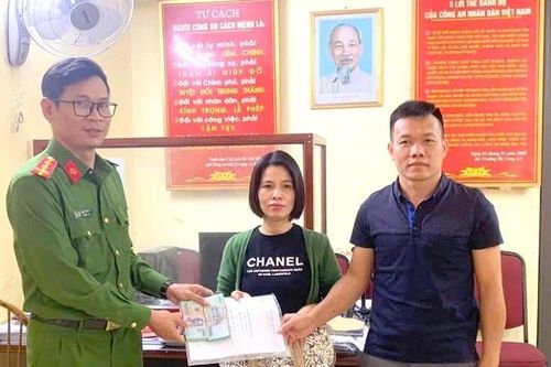Người phụ nữ bất ngờ nhận lại 100 triệu đồng sau khi làm rơi trên đường
