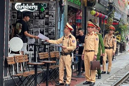 Phạt 41 mô tô dừng đỗ cản trở tàu hỏa lưu thông