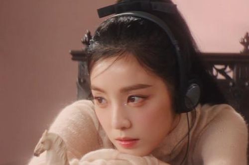 Irene Red Velvet đẹp tựa hoa nở, lập ngay kỉ lục với MV solo 'Like A Flower'