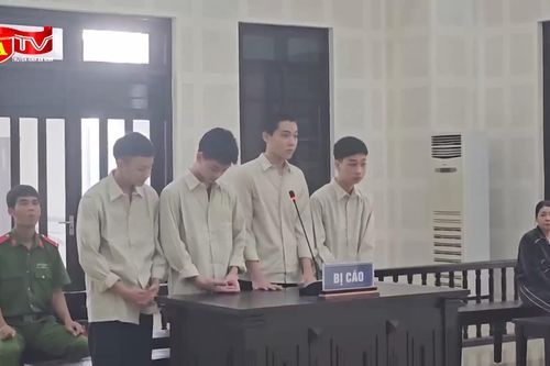 Nhóm thanh thiếu niên vô cớ dùng kiếm chém người