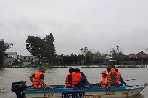 Thừa Thiên - Huế: Dùng cano đưa người phụ nữ đi cấp cứu giữa lúc mưa lũ