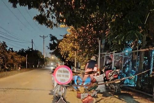 Hà Nội: Đào đường trái phép tại Long Biên gây mất an toàn giao thông