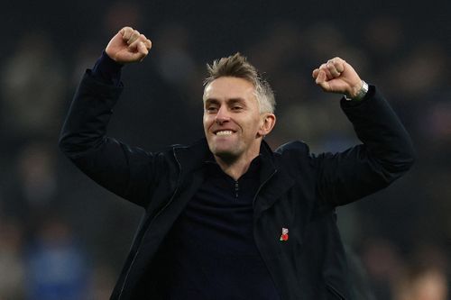 Chỉ một điều chỉnh, McKenna khiến Man Utd rơi chiến thắng