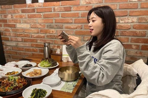 Thành viên T-ara ăn hàu cùng Hari-won tại chợ Bến Thành