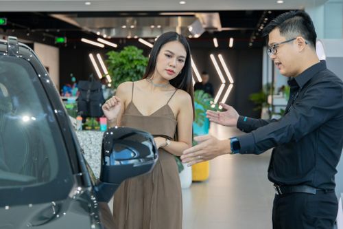 Đại lý 'chạy đua' đăng ký xe cho khách