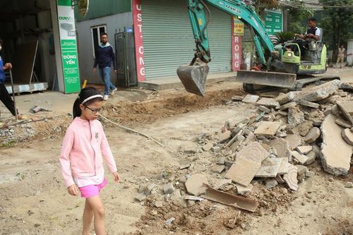 Dân khổ vì sửa vỉa hè gần 3 tháng chưa xong