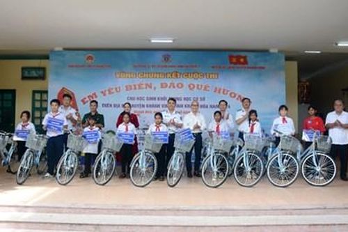'Cảnh sát biển đồng hành với ngư dân': Bồi đắp tình yêu biển, đảo quê hương
